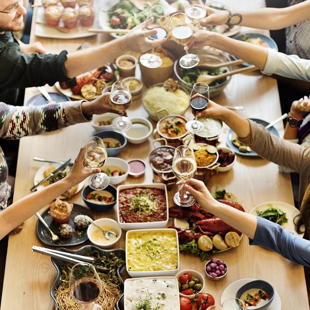 Catering na imprezę – najważniejsze zalety